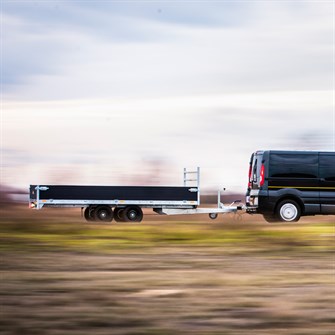 Hvor hurtigt må jeg køre med min trailer?